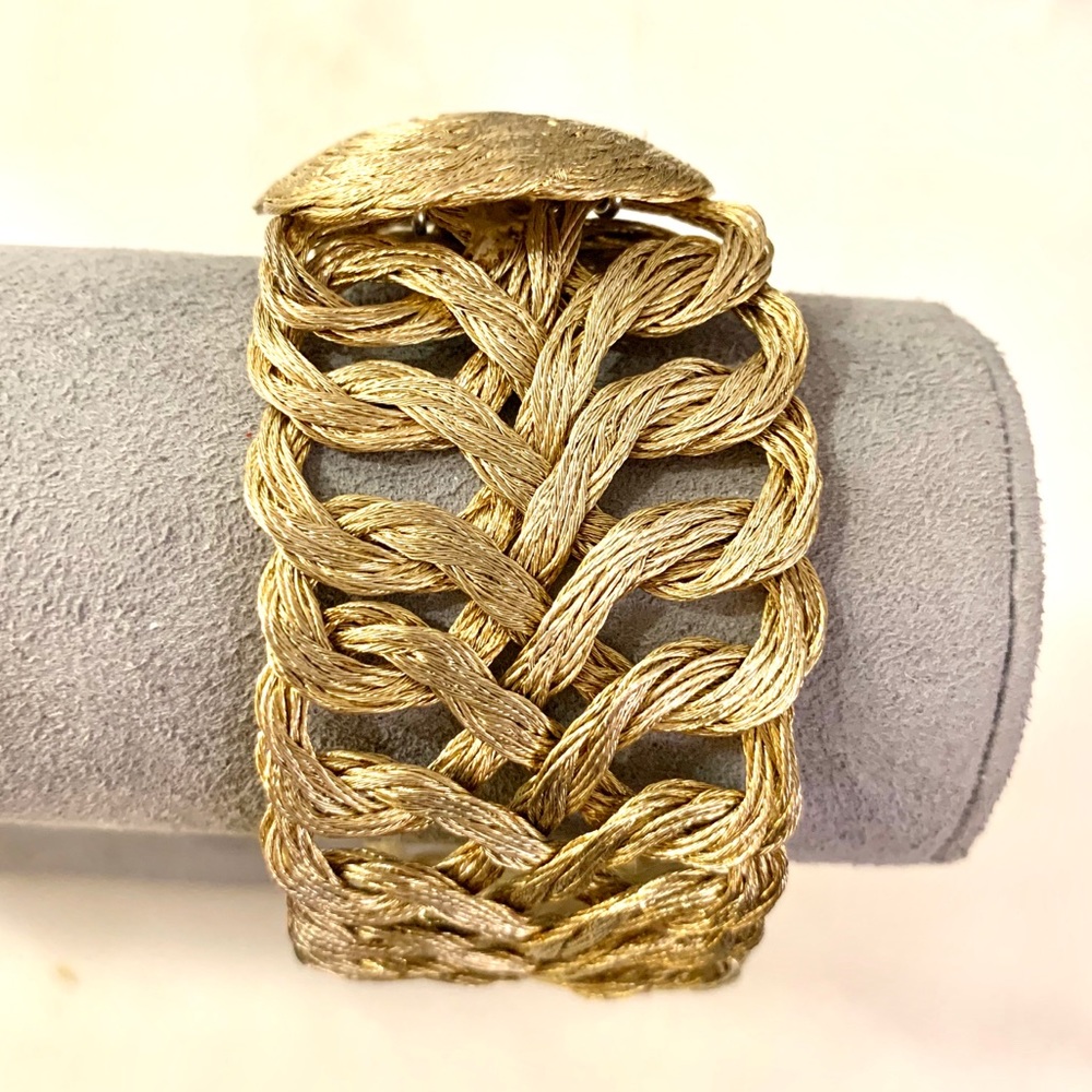 NWOT BRACELET WOVEN WITH LARGE BUTTON CLOSURE. Price final